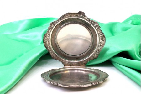  Caixa de toilette em prata guilhochada e cinzelada, espelho no interior 